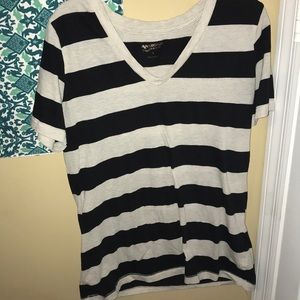ARIZONA JEAN CO. Black and white striped T-shirt